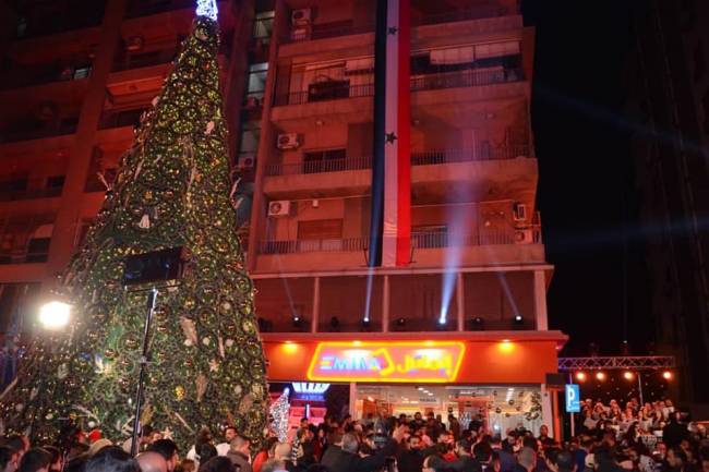  "ايماتيل" تضيء شجرة الميلاد على اتوستراد المزة بدمشق احتفالا بعيدي الميلاد المجيد ورأس السنة شركة