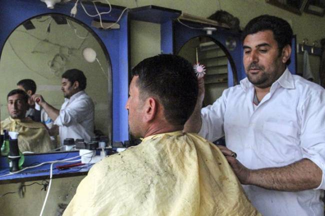 حلاقون يطالبون برفع التسعيرة مع ارتفاع تكاليفهم نتيجة سعر الدولار