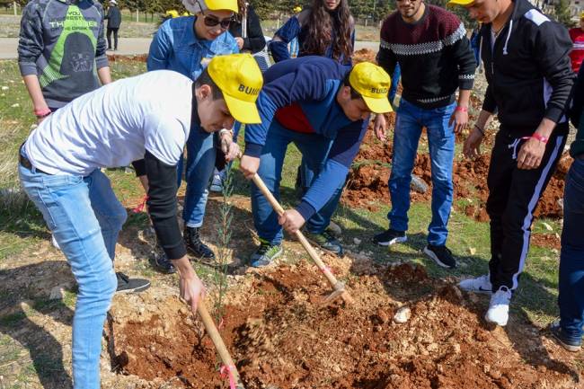 بيلدكس يزرع معرة صيدنايا بـ 500 شجرة.. دكاترة جامعة أنطاكية: الحملة مهمة في دعم المشاريع الزراعية ونشر التوعية البيئية 