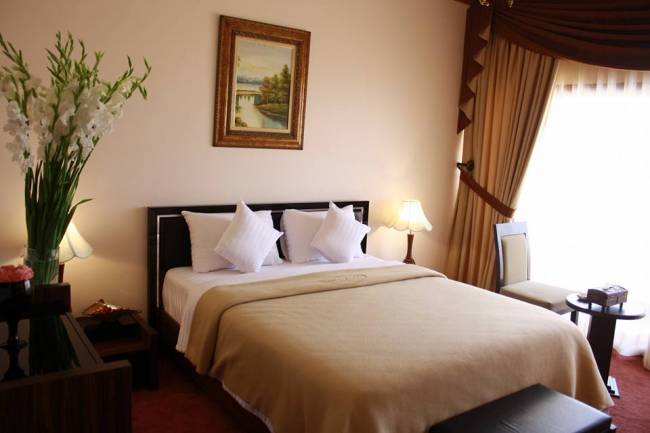 مستثمر فندق مطار دمشق الدولي رضوان المصري يعرض استخدامه للحجر الصحي