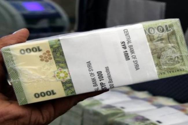 الحكومة تناقش غداً تقديم منحة مالية لكل عامل وحرفي تضرر نتيجة الإجراءات الاحترازية في القطاعين العام والخاص.