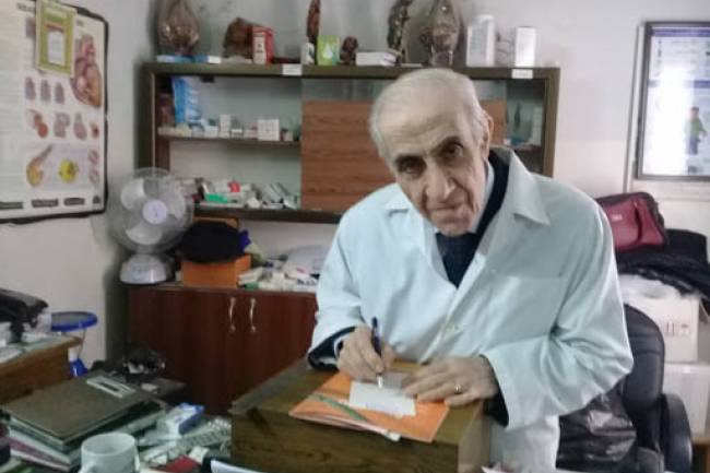 طبيب فقراء سورية مصاب بالكورونا 