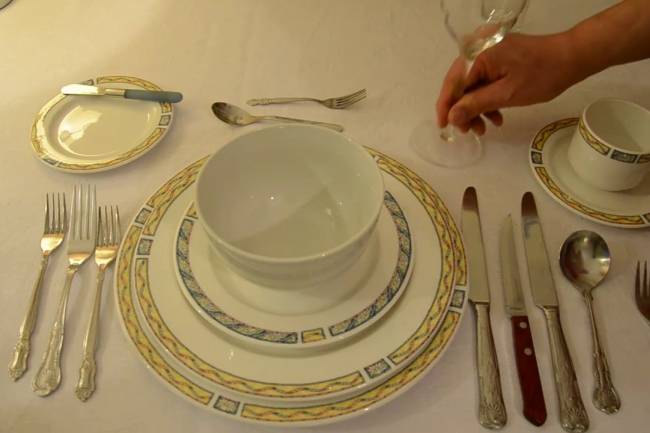 بعناية وزير الاقتصاد: منع استيراد أدوات المائدة.. قرار يجب إعادة النظر فيه لهذه الأسباب