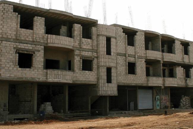 لتخفيض أسعار العقارات.. خبير يدعو إلى استثمار عشرات آلاف الأبنية على الهيكل وقروض ميسرة للبناء