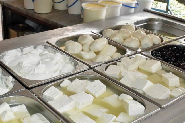 التموين توقف العمل بالتسعيرة الجديدة للحليب ومشتقاته والتي سعَرته بـ2000 ليرة  و10500 لكيلو الجبن 