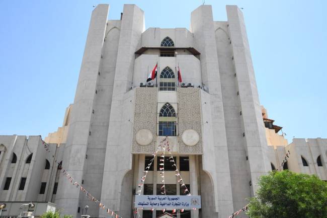 سابقة خطرة… 2000 شركة عاملة ومنتجة على حافّة الإلغاء.. و«التجارة الداخلية» تعالج لكن ببطء..!!