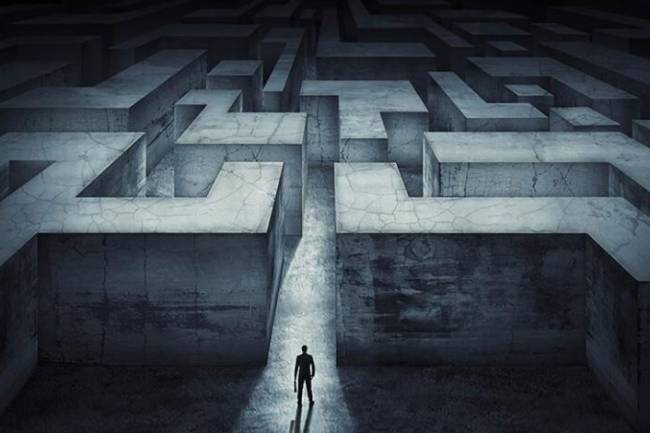 الاستشاري فراس شحادة : الاقتصاد السوري يعاني من الركود ولابد من خفض الضرائب وضبط الانفاق .. اقتراح بتشكيل هيئة استشارية عليا تضم خبراء من كافة القطاعات