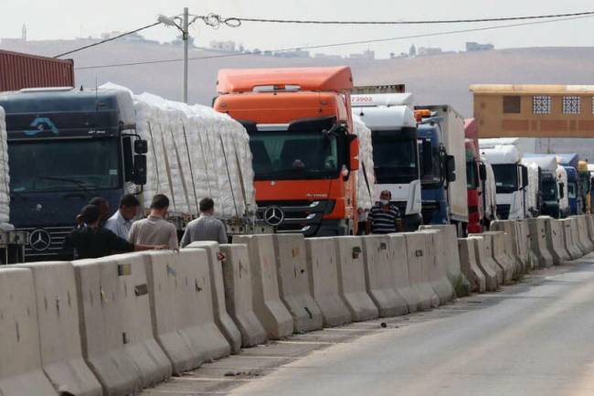 العقاد: مشكلات كثيرة يعاني منها المصدرون في معبر نصيب … مدير الصادرات يؤكد: لا تأخير ولا عرقلة لمرور البضائع من الجانب الأردني ولا أفضلية لشاحنة على أخرى