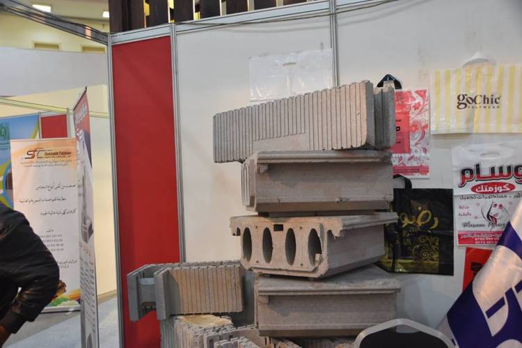 شركة الفقير للبلاستيك تعرض منتجها "البلوك البلاستيكي" الذي يستخدم للبناء في معرض بلاستكس