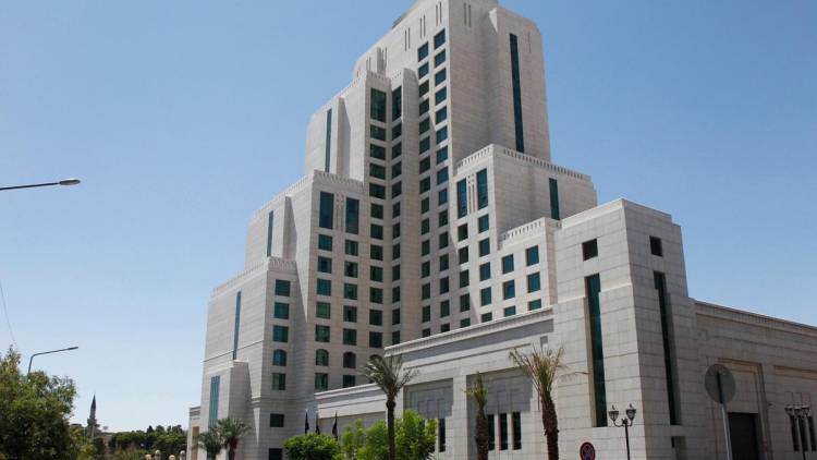 بعد العقوبات الامريكية عليه .. سلسلة  فورسيزونز تلغي إدارتها لفندقها بدمشق 