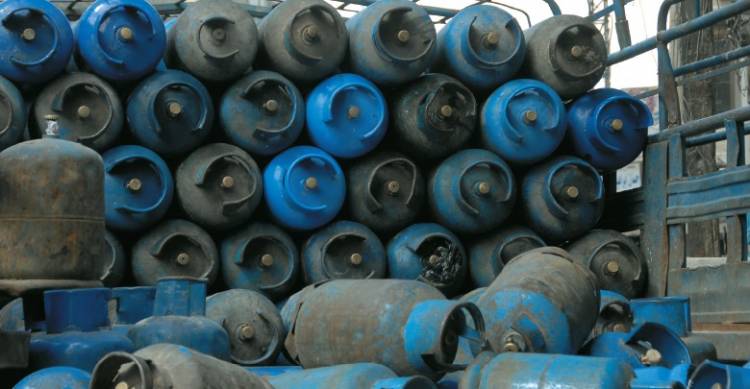 انتهاء أزمة الغاز قريباً بعد بدء وصول شحنات الغاز لسورية ..عقود بـ3 مليارات دولار لتأمين المشتقات النفطية