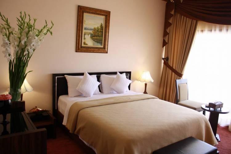 مستثمر فندق مطار دمشق الدولي رضوان المصري يعرض استخدامه للحجر الصحي