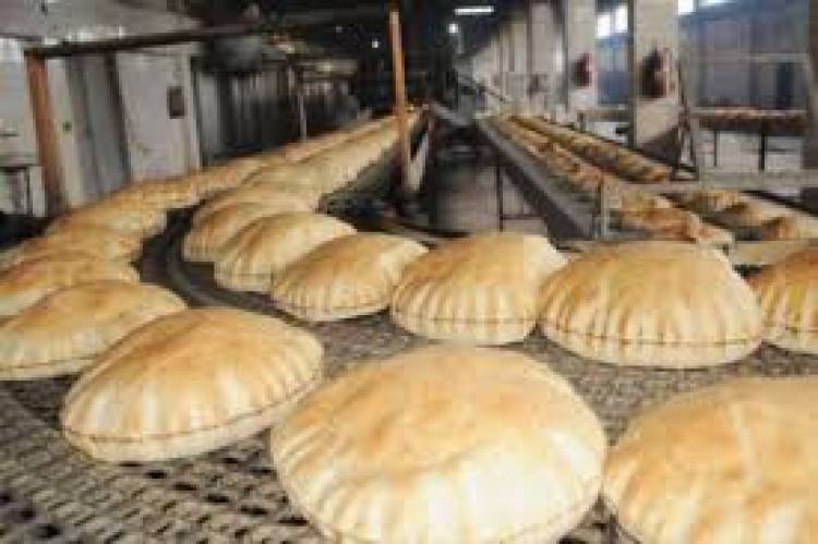 مخاتير يستلمون أجهزة البطاقة الذكية تمهيداً لبيع الخبز