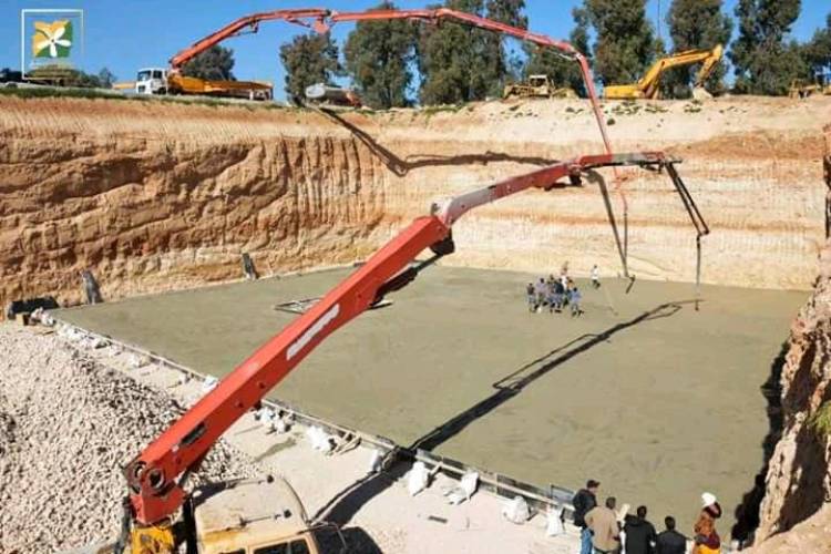 البدء بصب الطبقة البيتونية لأول أبراج السكن البديل ل لم