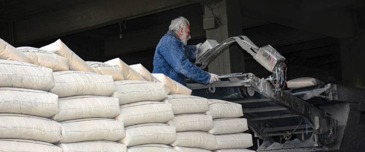 الاقتصاد تسعى لتصدير الإسمنت … مدير عام الإسمنت: أسعار المبيع أرخص من دول الجوار ومصيبتنا التهريب