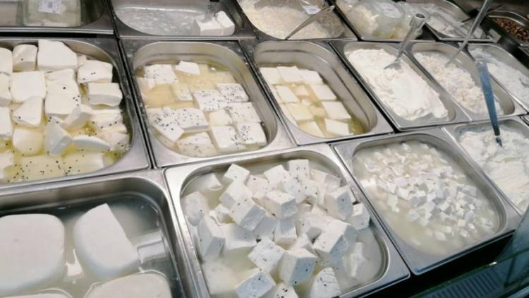 انخفاض أسعار الأجبان والألبان بنحو 30% ..ما السبب